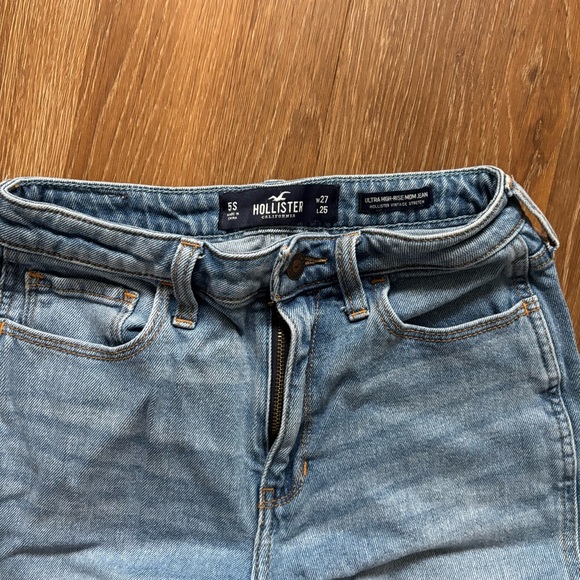 Hollister Ultra High Rise Mom Jeans Tapered Leg Crop Light Wash W27 Short - Picture 4 of 7